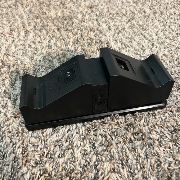 XBox One Game Control Holder & Charger - Picture 2 of 5